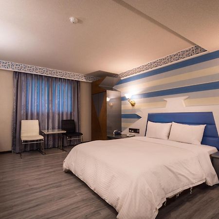 Golden Phoenix Hotel Kaohsiung Exteriör bild